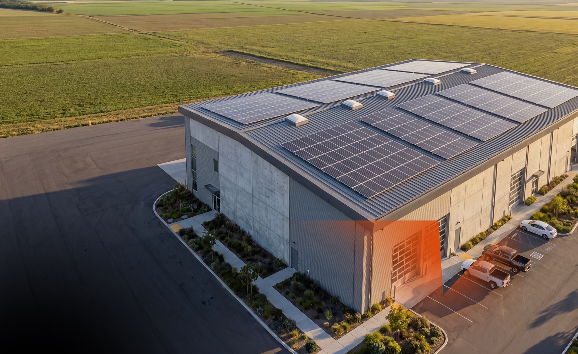 Capannone industriale con impianto fotovoltaico in copertura al tramonto